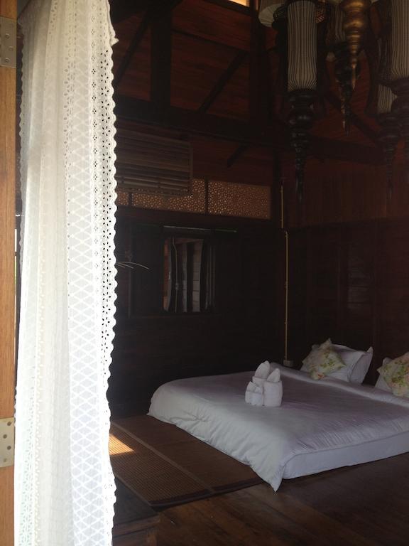 At Casa Guesthouse Amphawa Kamer foto
