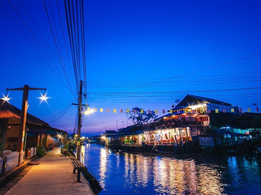 At Casa Guesthouse Amphawa Buitenkant foto