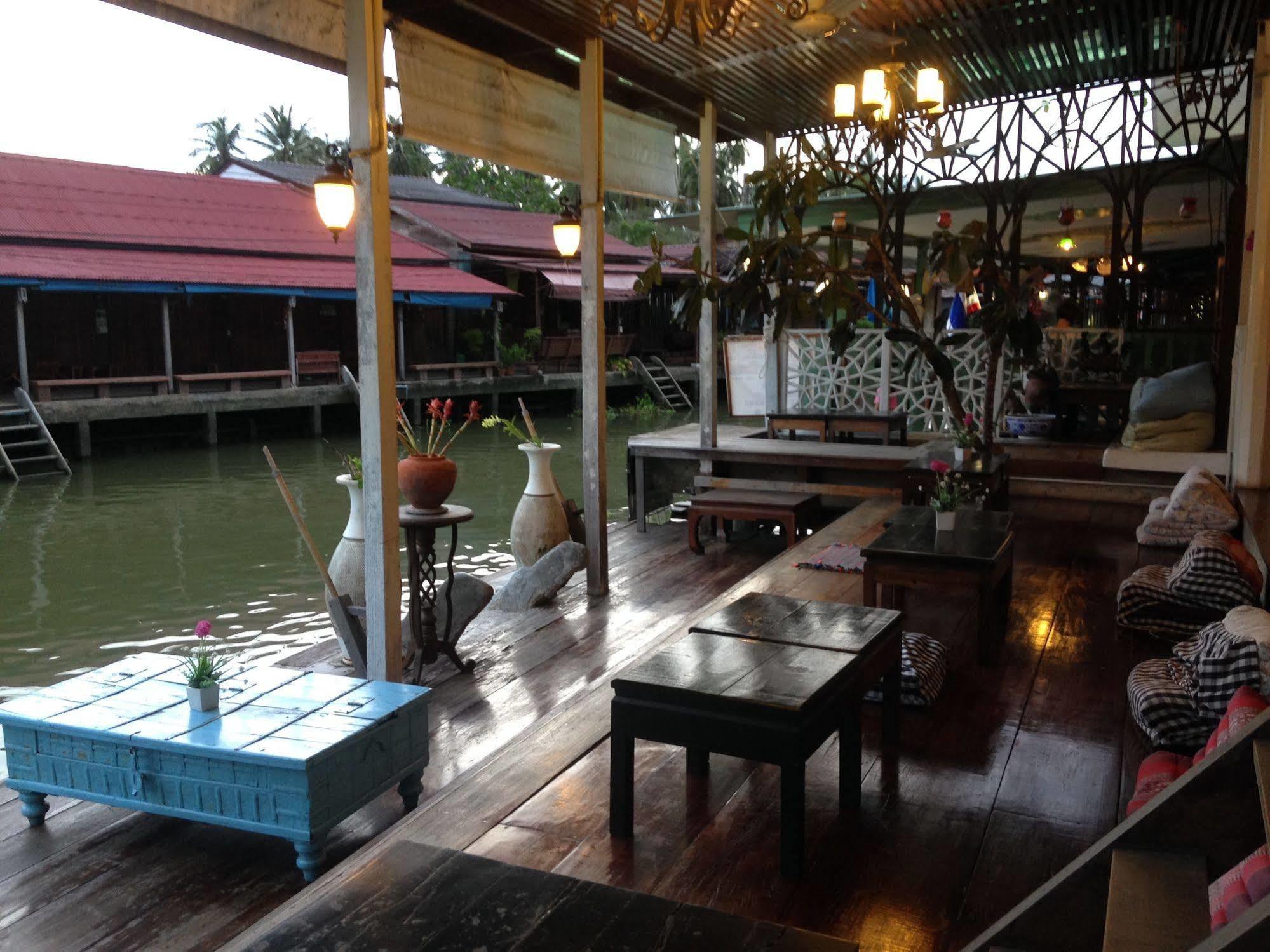 At Casa Guesthouse Amphawa Buitenkant foto