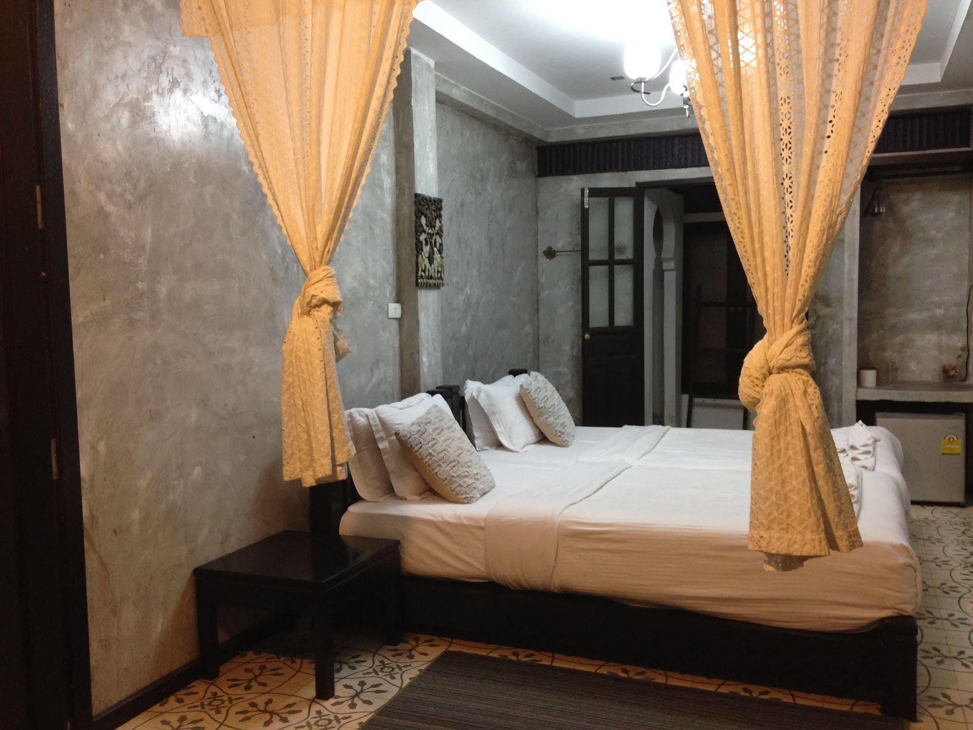 At Casa Guesthouse Amphawa Buitenkant foto