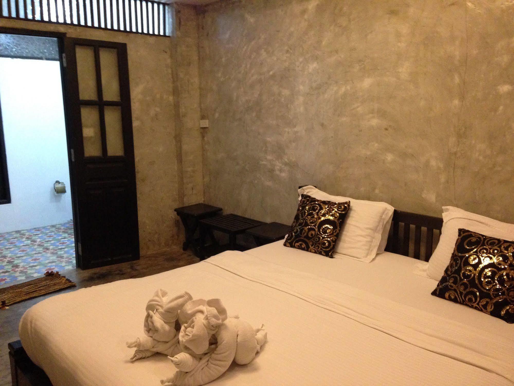 At Casa Guesthouse Amphawa Buitenkant foto