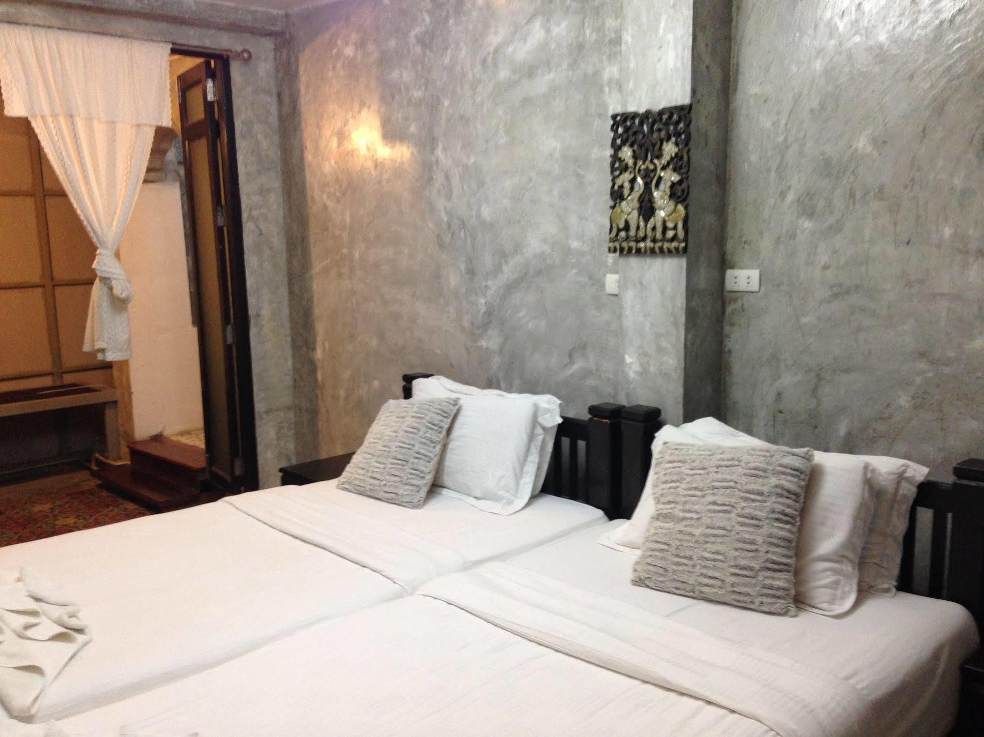 At Casa Guesthouse Amphawa Buitenkant foto